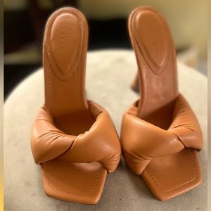 BRAND NEW ASOS PUFFY SANDALS SZ 7